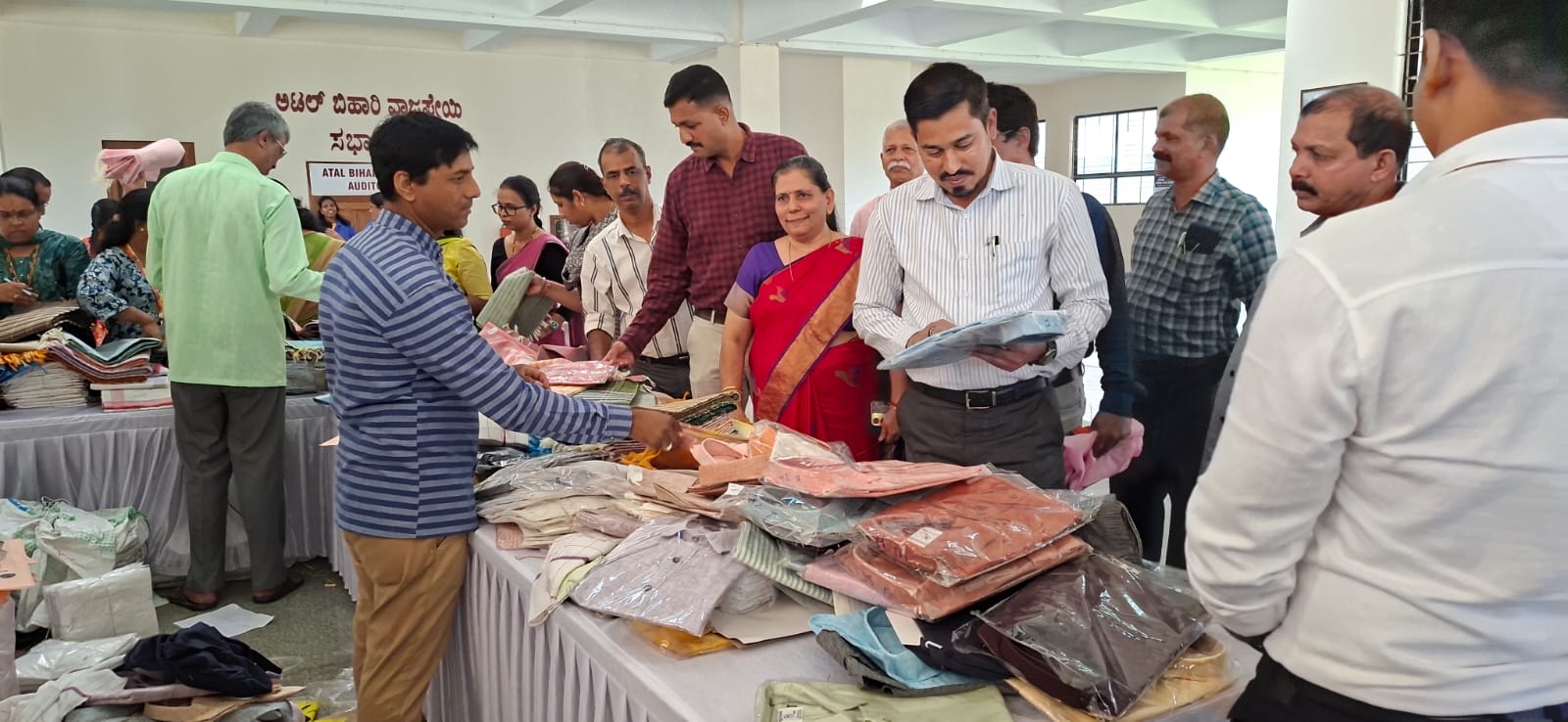 ಖಾದಿ ಉಡುಪುಗಳ ಮಾರಾಟ ಮಳಿಗೆಗೆ ಅಪರ ಜಿಲ್ಲಾಧಿಕಾರಿ ಭೇಟಿ