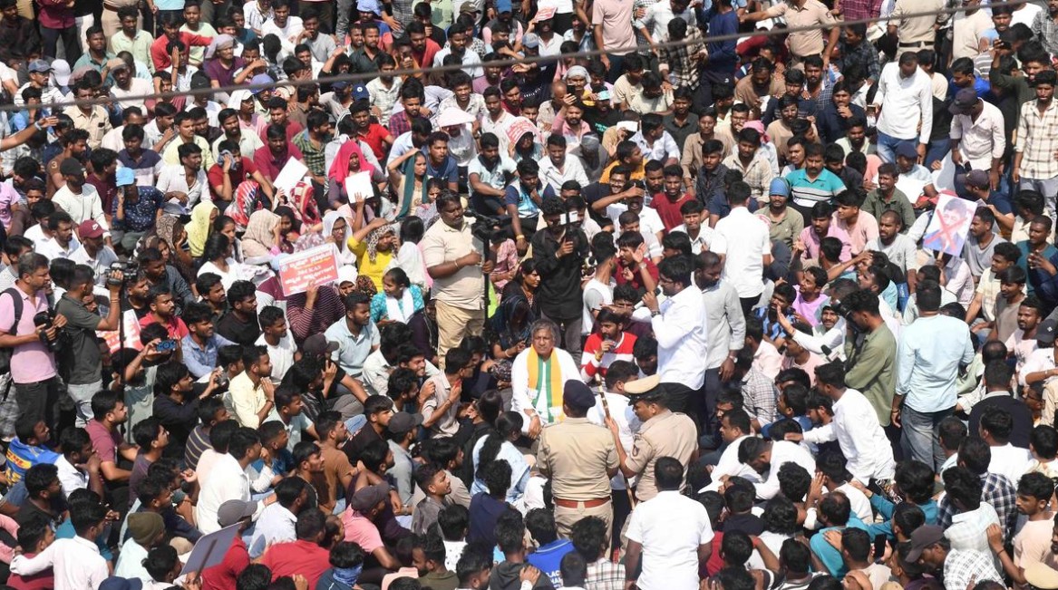ಧಾರವಾಡ: ಉದ್ಯೋಗಾಕಾಂಕ್ಷಿಗಳ ಬೃಹತ್ ಪ್ರತಿಭಟನೆ