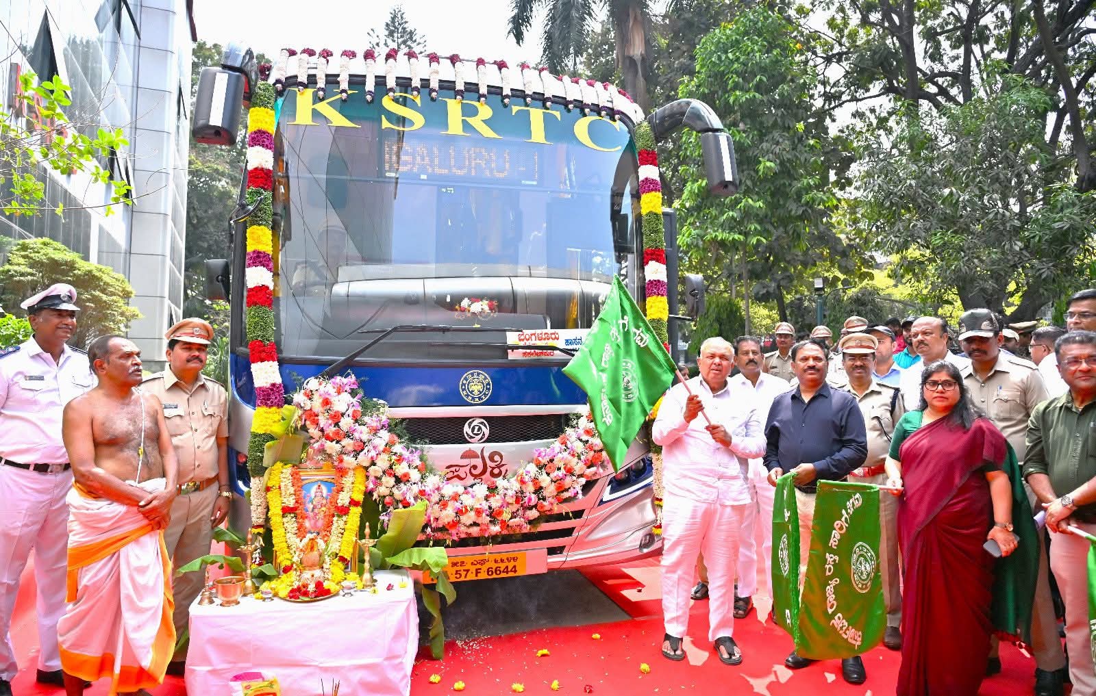 ನೂತನ 70 ಹವಾನಿಯಂತ್ರಣ ರಹಿತ ಸ್ಲೀಪರ್ ಪಲ್ಲಕ್ಕಿ ಬಸ್ಸು ಹಾಗೂ 45 ಕರ್ನಾಟಕ ಸಾರಿಗೆ ಬಸ್ಸುಗಳಿಗೆ ಚಾಲನೆ