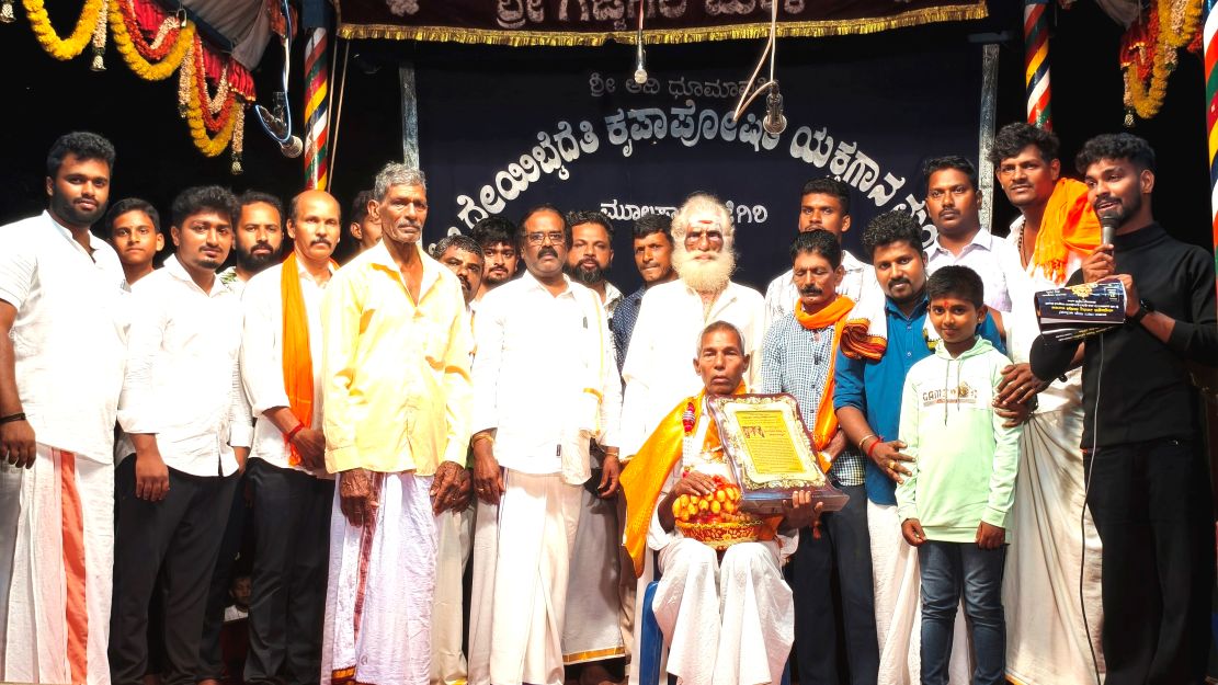 ಪಾಂಡೇಶ್ವರ: ಅಕ್ಷರ ಸಂತ ಹರೇಕಳ ಹಾಜಬ್ಬಗೆ ಯಕ್ಷಮಿತ್ರರಿಂದ ಸನ್ಮಾನ
