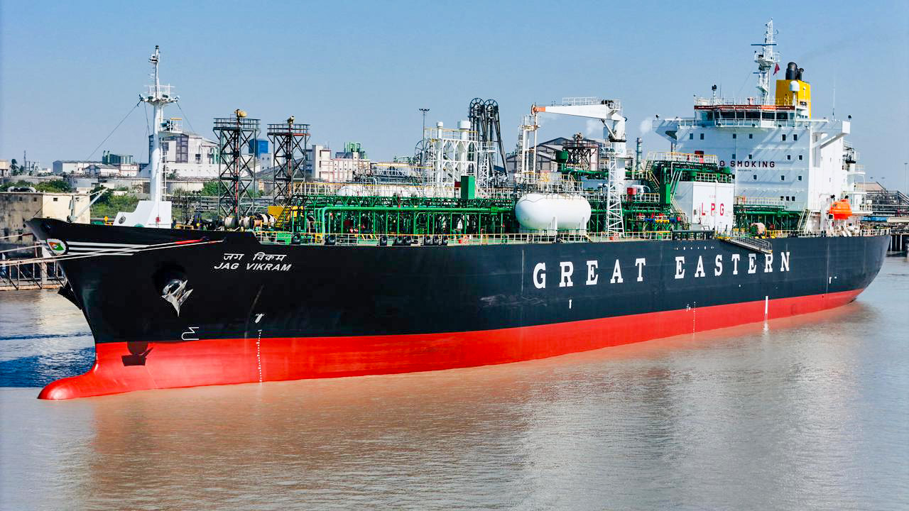 20,400 ಮೆಟ್ರಿಕ್ ಟನ್ ಎಲ್‌ಪಿಜಿಯೊಂದಿಗೆ ದೀನ್‌ದಯಾಳ್ ಬಂದರಿಗೆ ತಲುಪಿದ ಭಾರತೀಯ ನೌಕೆ ಜಗ್ ವಿಕ್ರಮ್