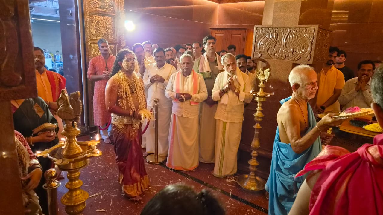 ಕೊರಂಗ್ರಪಾಡಿ ದೊಡ್ಡಮನೆ ಫ್ಯಾಮಿಲಿ ರಿಲಿಜಿಯಸ್ ಟ್ರಸ್ಟ್ ನ ಕುಟುಂಬದ 99 ಜನ ಸದಸ್ಯರಿಂದ ಕಾಪು ಅಮ್ಮನಲ್ಲಿ ಪ್ರಾರ್ಥನೆ