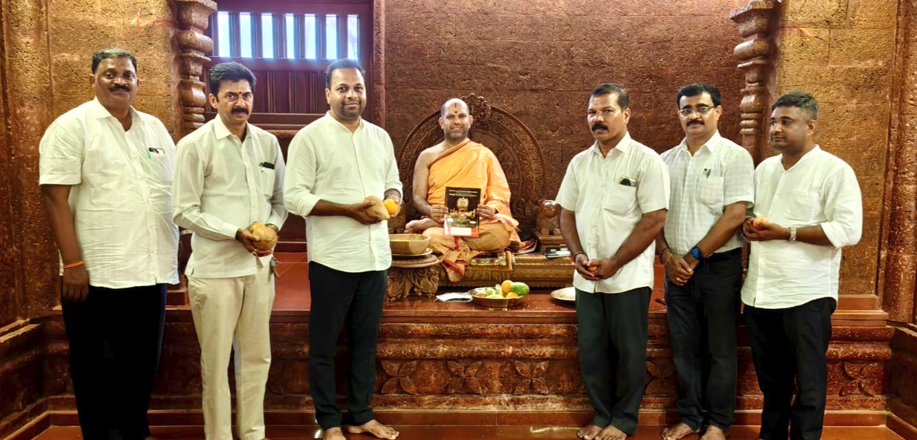 ಕಾಣಿಯೂರು ಮಠಾಧೀಶರಿಗೆ ಮಹಾರುದ್ರಯಾಗದ ಆಮಂತ್ರಣ ಪತ್ರಿಕೆ ನೀಡಿ ಆಹ್ವಾನ