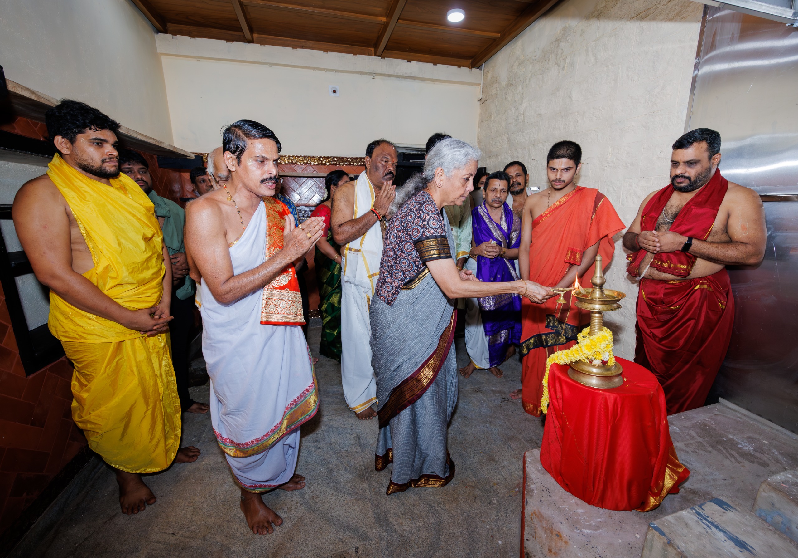 ಕೇಂದ್ರ ವಿತ್ತ ಸಚಿವೆ ನಿರ್ಮಲಾ ಸೀತಾರಾಮನ್ ಶ್ರೀ ಕೃಷ್ಣ ಮಠಕ್ಕೆ ಭೇಟಿ