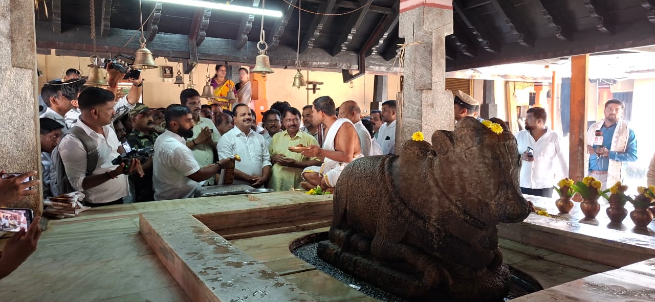 ಬಾರಕೂರು ಪಂಚಲಿಂಗೇಶ್ವರ ದೇವಸ್ಥಾನಕ್ಕೆ ಜಿಲ್ಲಾ ಉಸ್ತುವಾರಿ ಸಚಿವರಾದ ಯು.ಟಿ ಖಾದರ್ ಭೇಟಿ