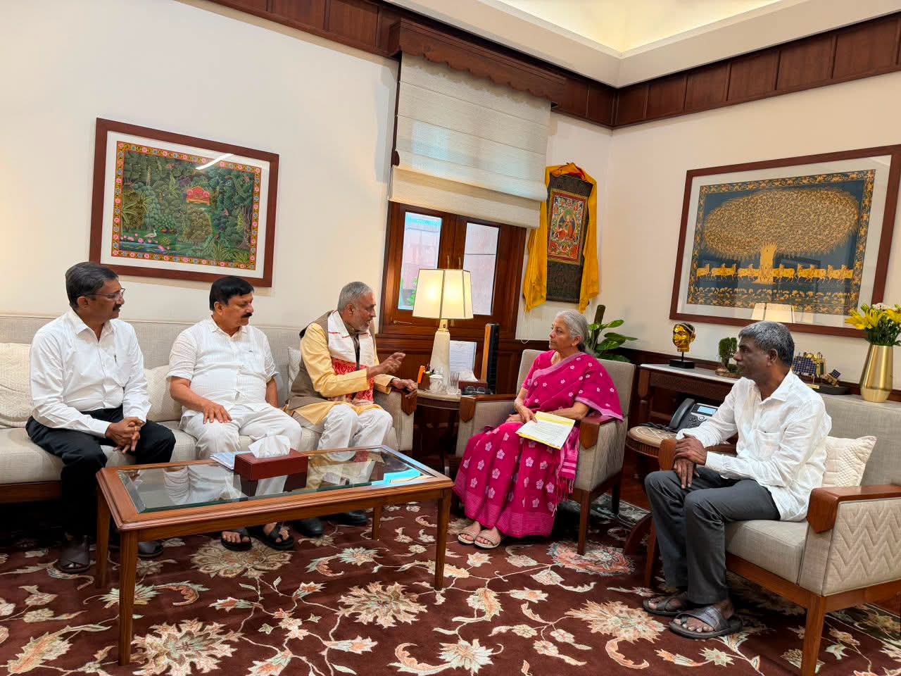 ವಿತ್ತ ಸಚಿವೆಗೆ ರಾಜ್ಯದ ಸಂಸದರ ನಿಯೋಗದಿಂದ ಮನವಿ