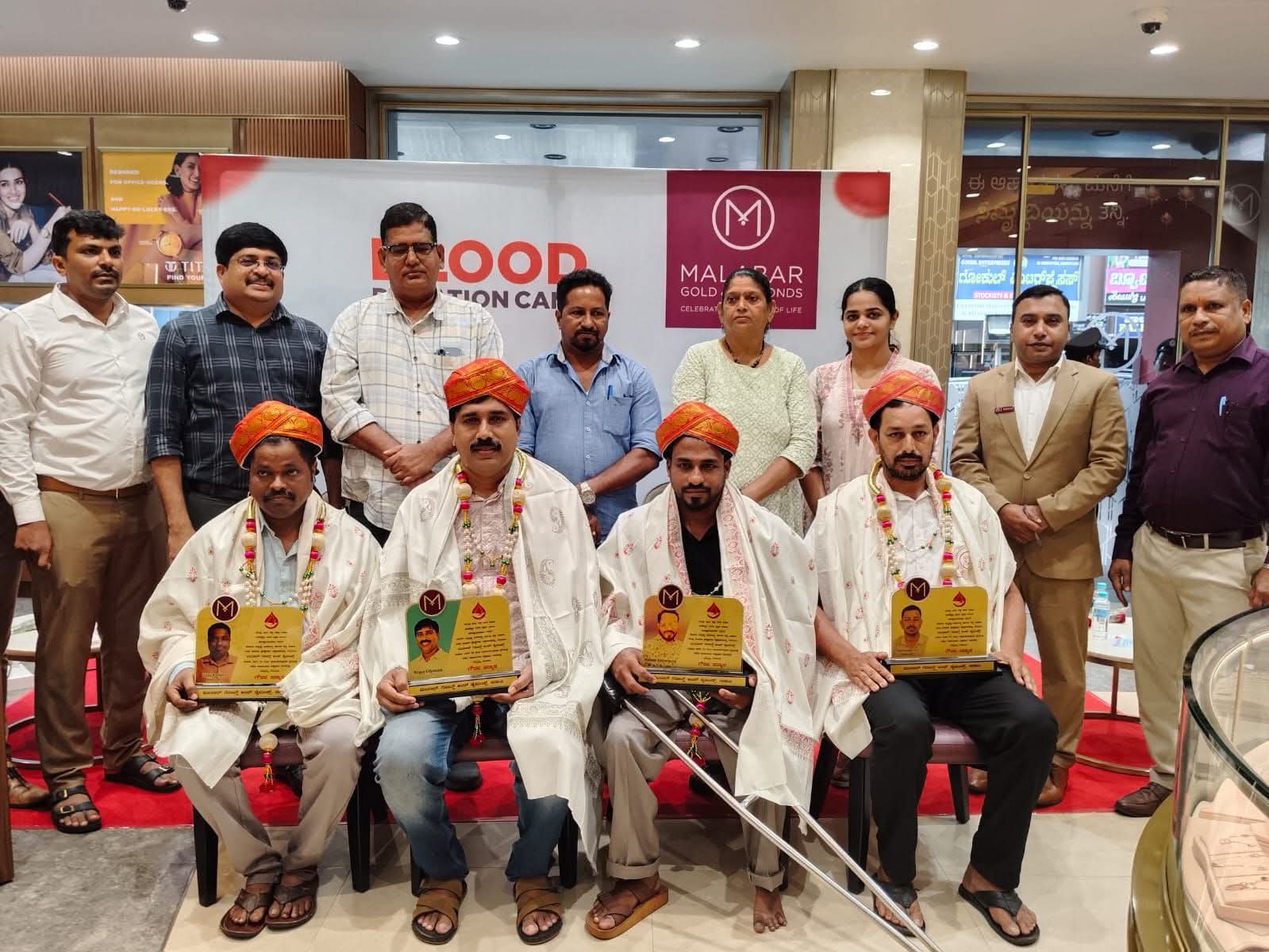 ಉಡುಪಿ ಮಲಬಾರ್ ಗೋಲ್ಡ್‌: ರಕ್ತದಾನಿಗಳಿಗೆ ಸನ್ಮಾನ