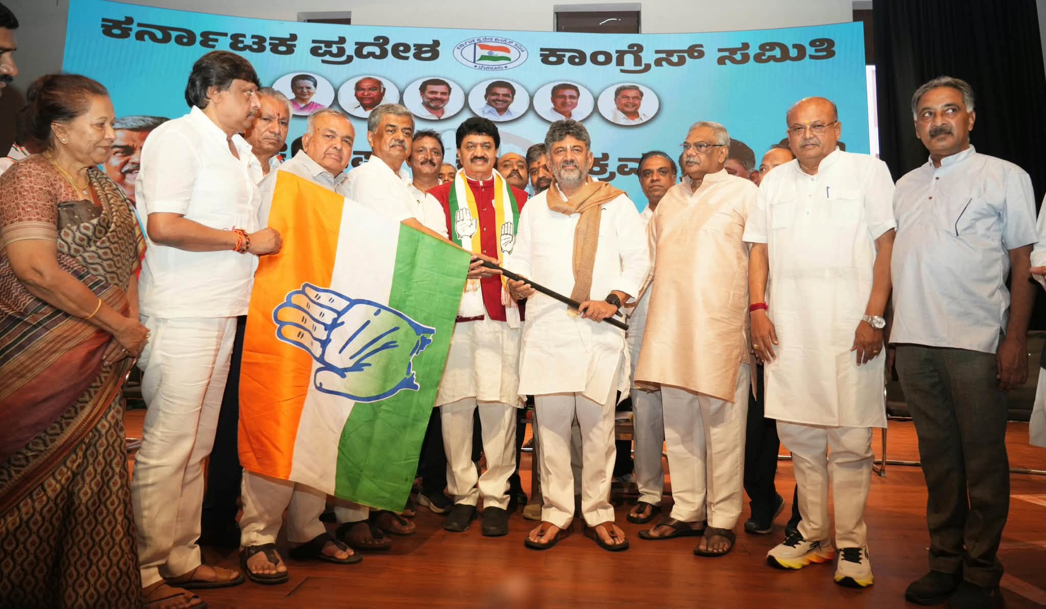 ಬಿಜೆಪಿ ಮಾಜಿ ಶಾಸಕ ನೆ. ಲ. ನರೇಂದ್ರ ಬಾಬು ಕಾಂಗ್ರೆಸ್ ಸೇರ್ಪಡೆ