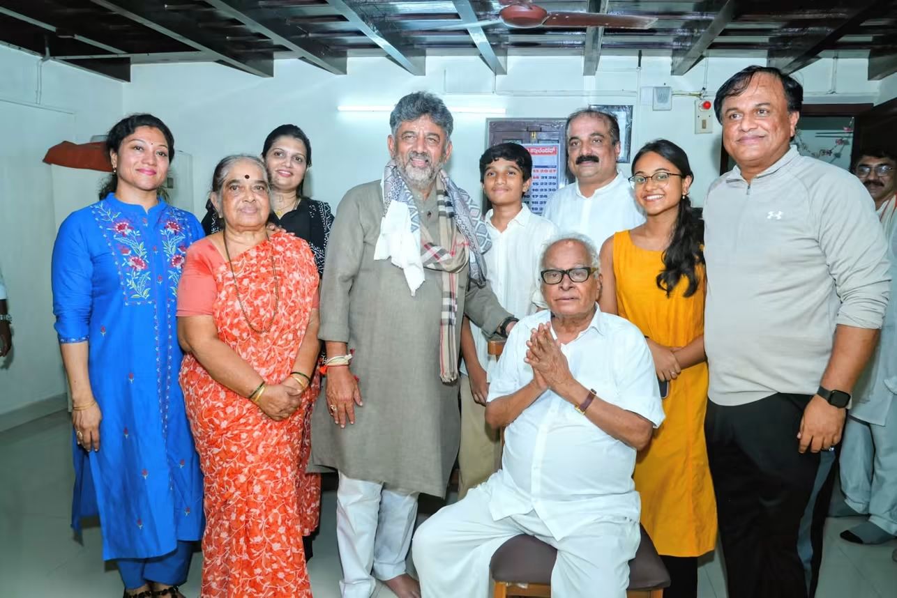 ಹಿರಿಯ ಕಾಂಗ್ರೆಸ್ ಮುಖಂಡ ಬಿ. ಜನಾರ್ದನ ಪೂಜಾರಿ ಅವರನ್ನು ಭೇಟಿಯಾದ ಮುಖ್ಯಮಂತ್ರಿ ಡಿ.ಕೆ. ಶಿವಕುಮಾರ್