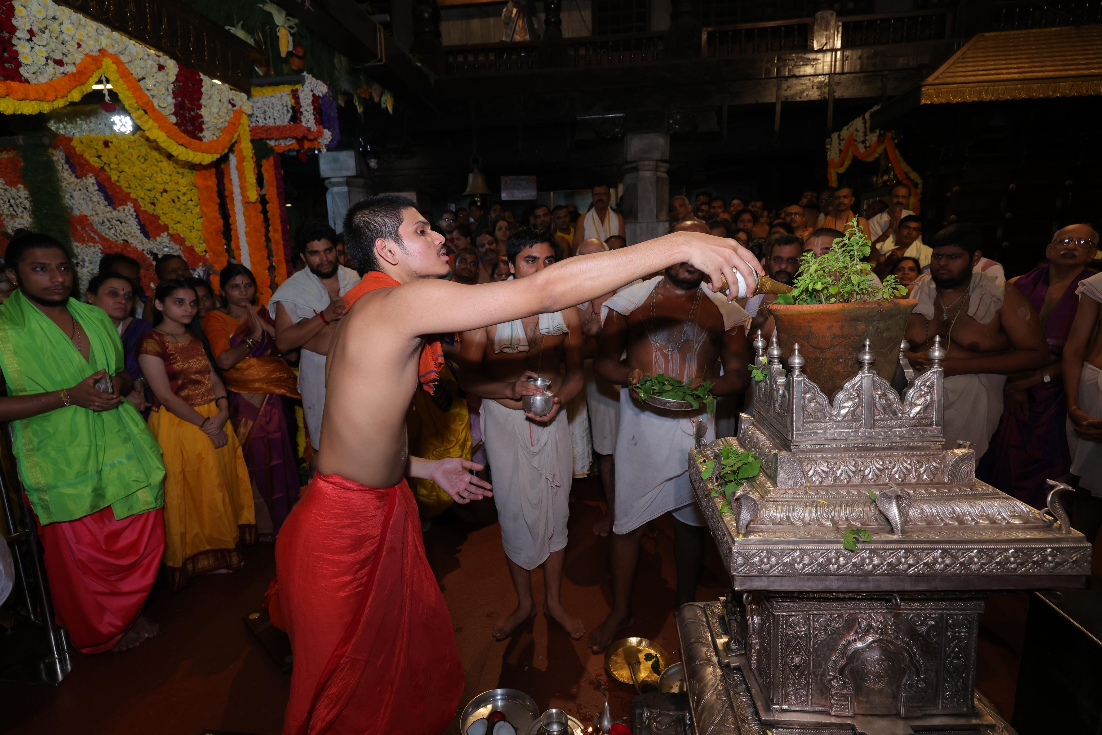 ಶ್ರೀ ಕೃಷ್ಣ ಮಠ: ಕೃಷ್ಣ ಜನ್ಮಾಷ್ಠಮಿ ಪ್ರಯುಕ್ತ ಅರ್ಘ್ಯ ಪ್ರದಾನ
